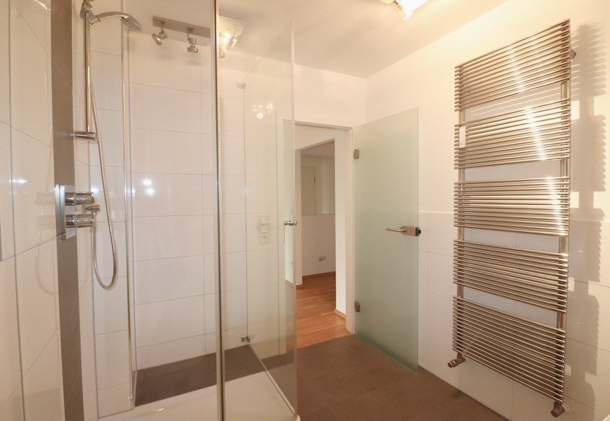 **VERMITTELT ** Schwabing: Schöne Wohnung mit großem Balkon