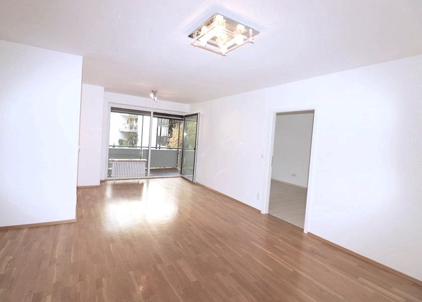 **VERMITTELT ** Schwabing: Schöne Wohnung mit großem Balkon