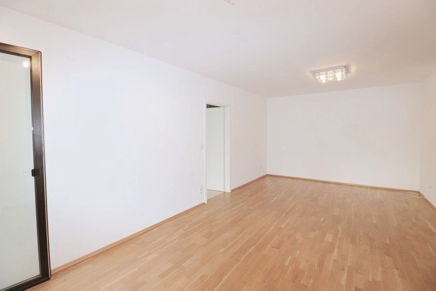 **VERMITTELT ** Schwabing: Schöne Wohnung mit großem Balkon